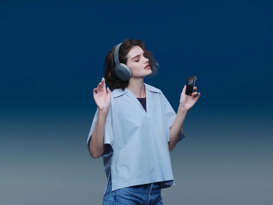 WH-H910N и Walkman NW-A105.jpg WH-H910N и Walkman NW-A105.jpg